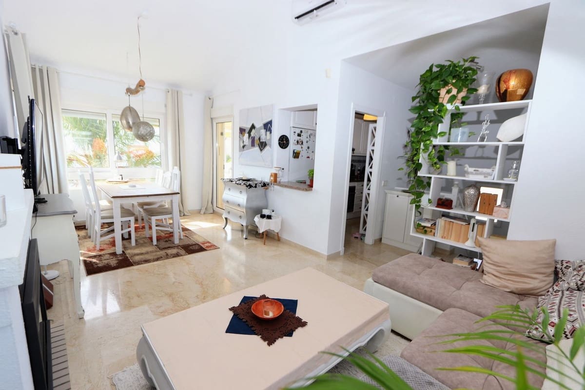 Chalet de 3 habitaciones en Villamartin en venta con piscina garaje - 349.990 € (Ref: 10020413)