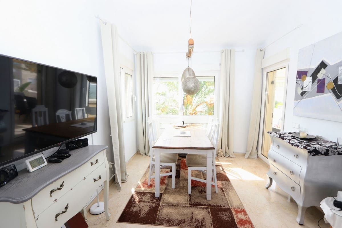 Chalet de 3 habitaciones en Villamartin en venta con piscina garaje - 349.990 € (Ref: 10020413)