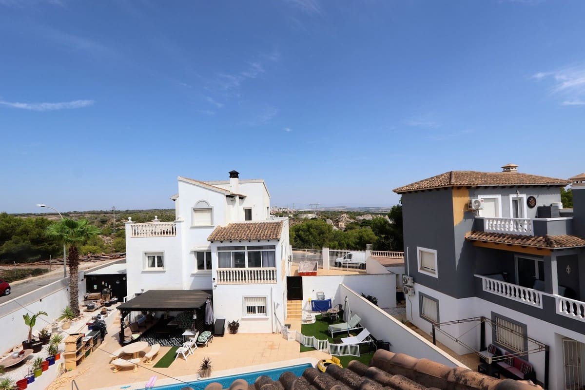 Chalet de 3 habitaciones en Villamartin en venta con piscina garaje - 349.990 € (Ref: 10020413)