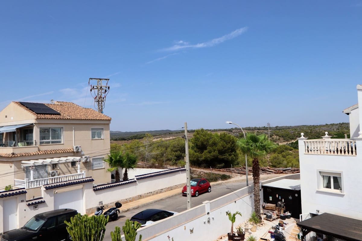 Chalet de 3 habitaciones en Villamartin en venta con piscina garaje - 349.990 € (Ref: 10020413)