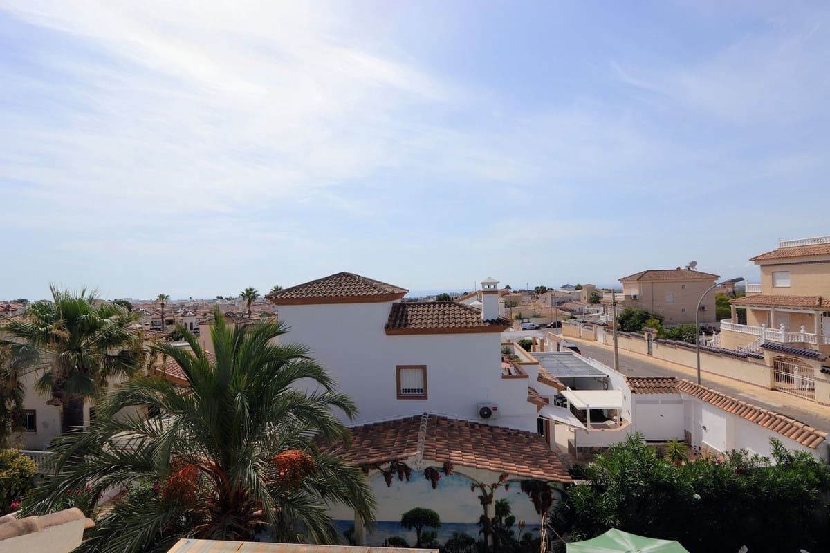 Chalet de 3 habitaciones en Villamartin en venta con piscina garaje - 349.990 € (Ref: 10020413)