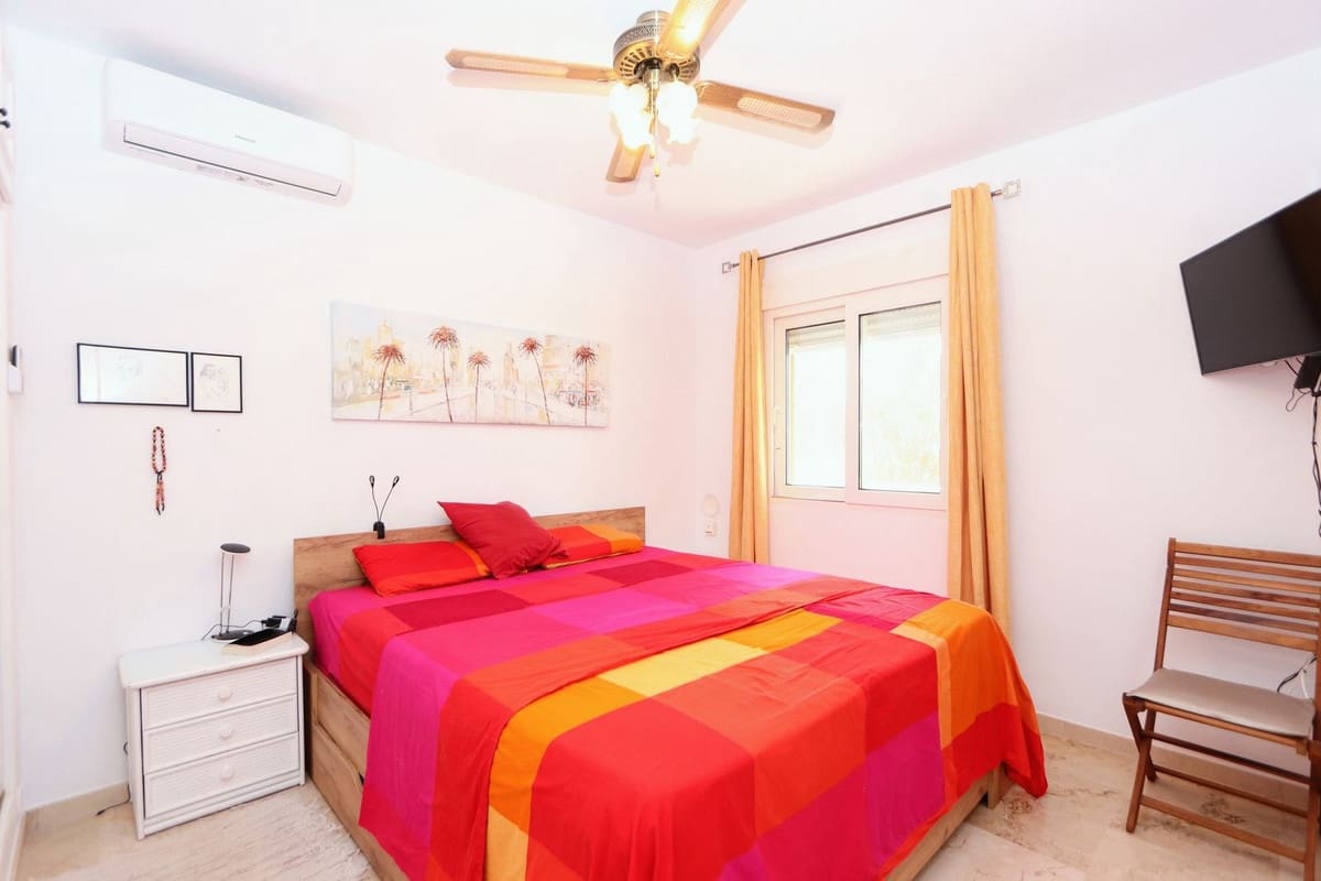 Chalet de 3 habitaciones en Villamartin en venta con piscina garaje - 349.990 € (Ref: 10020413)