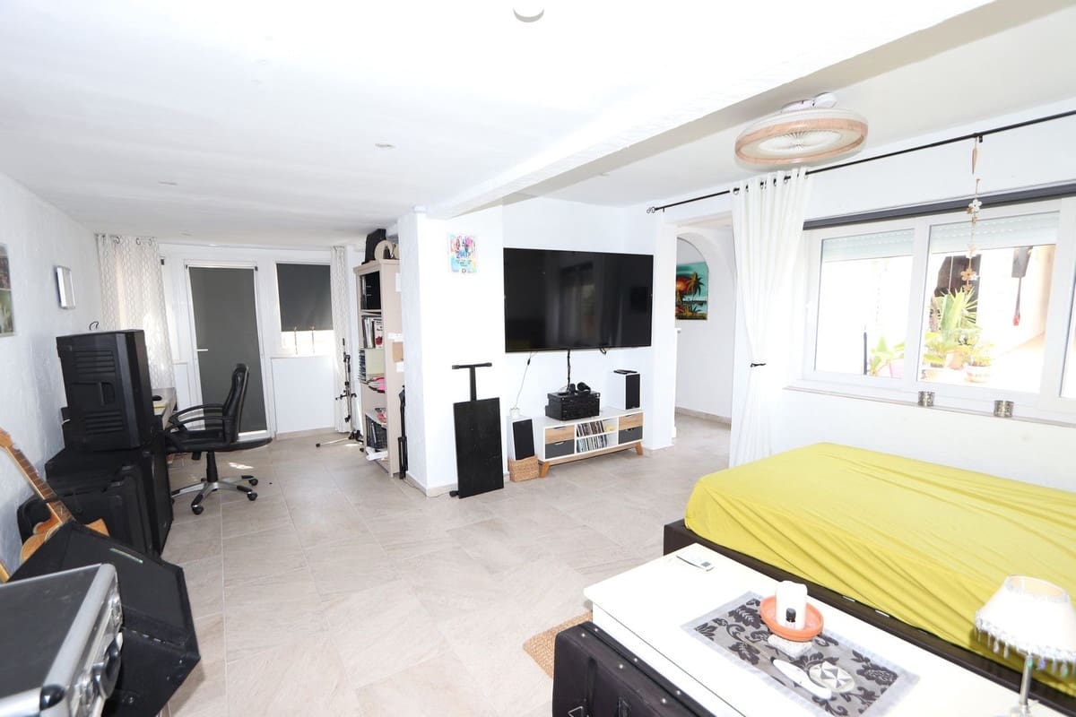 Chalet de 3 habitaciones en Villamartin en venta con piscina garaje - 349.990 € (Ref: 10020413)