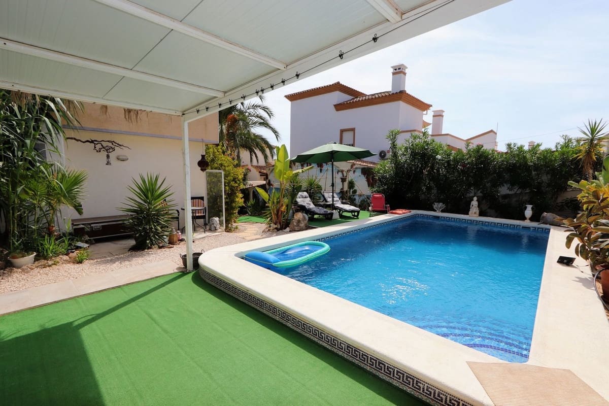 Chalet de 3 habitaciones en Villamartin en venta con piscina garaje - 349.990 € (Ref: 10020413)