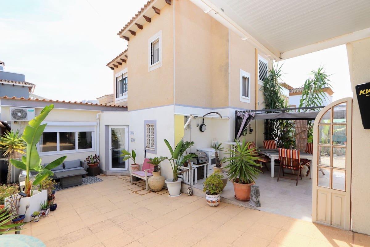 Chalet de 3 habitaciones en Villamartin en venta con piscina garaje - 349.990 € (Ref: 10020413)
