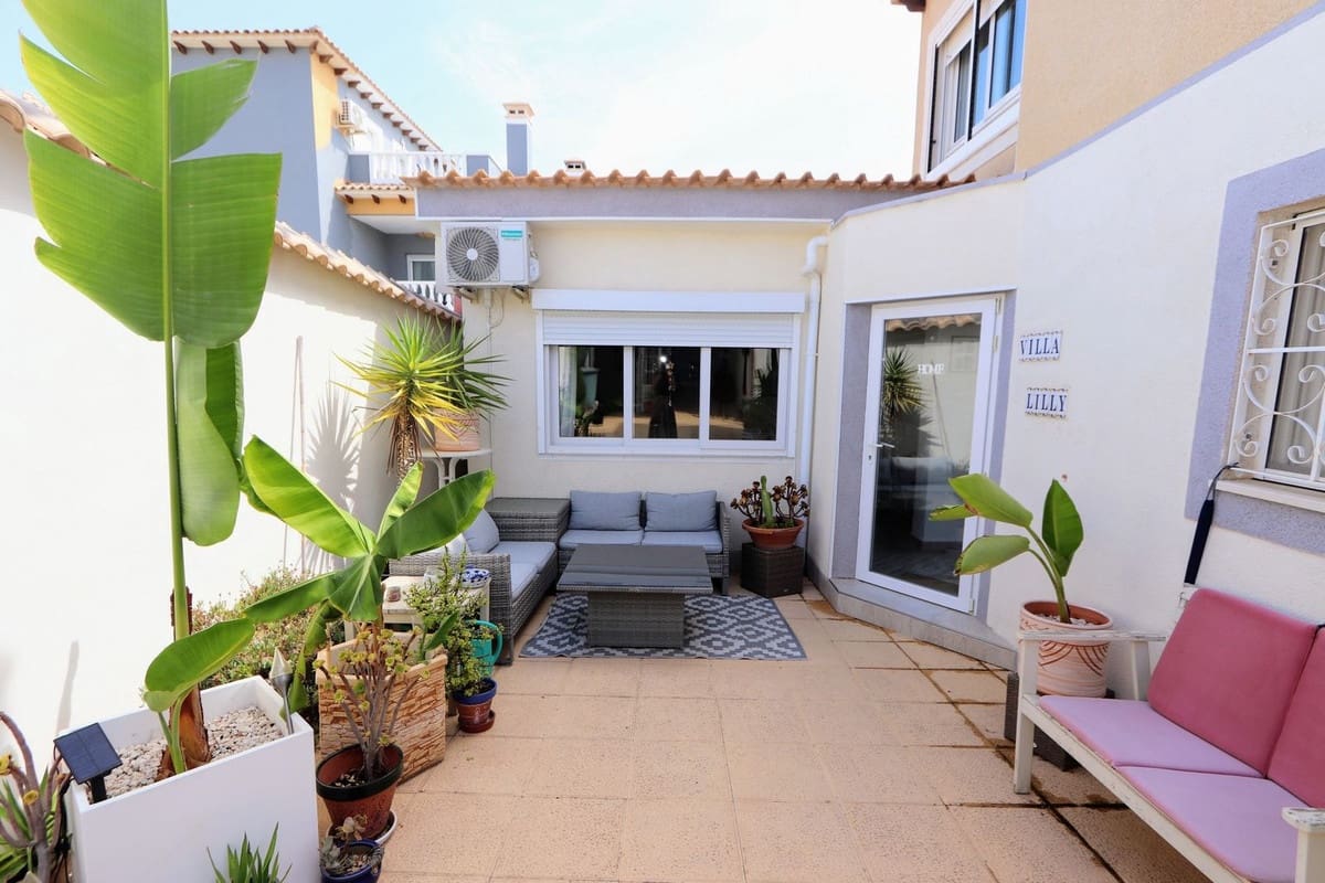 Chalet de 3 habitaciones en Villamartin en venta con piscina garaje - 349.990 € (Ref: 10020413)