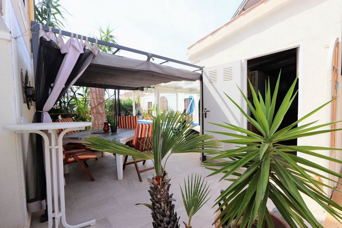 Chalet de 3 habitaciones en Villamartin en venta con piscina garaje - 349.990 € (Ref: 10020413)