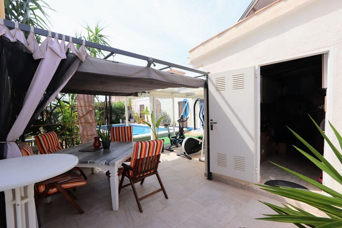 Chalet de 3 habitaciones en Villamartin en venta con piscina garaje - 349.990 € (Ref: 10020413)