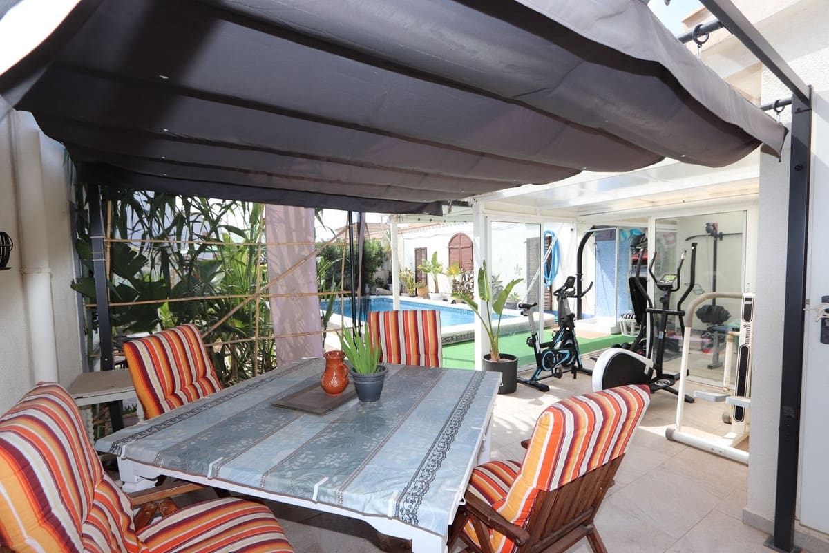 Chalet de 3 habitaciones en Villamartin en venta con piscina garaje - 349.990 € (Ref: 10020413)