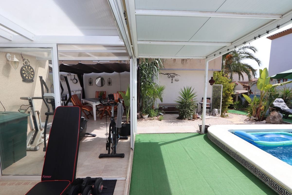 Chalet de 3 habitaciones en Villamartin en venta con piscina garaje - 349.990 € (Ref: 10020413)