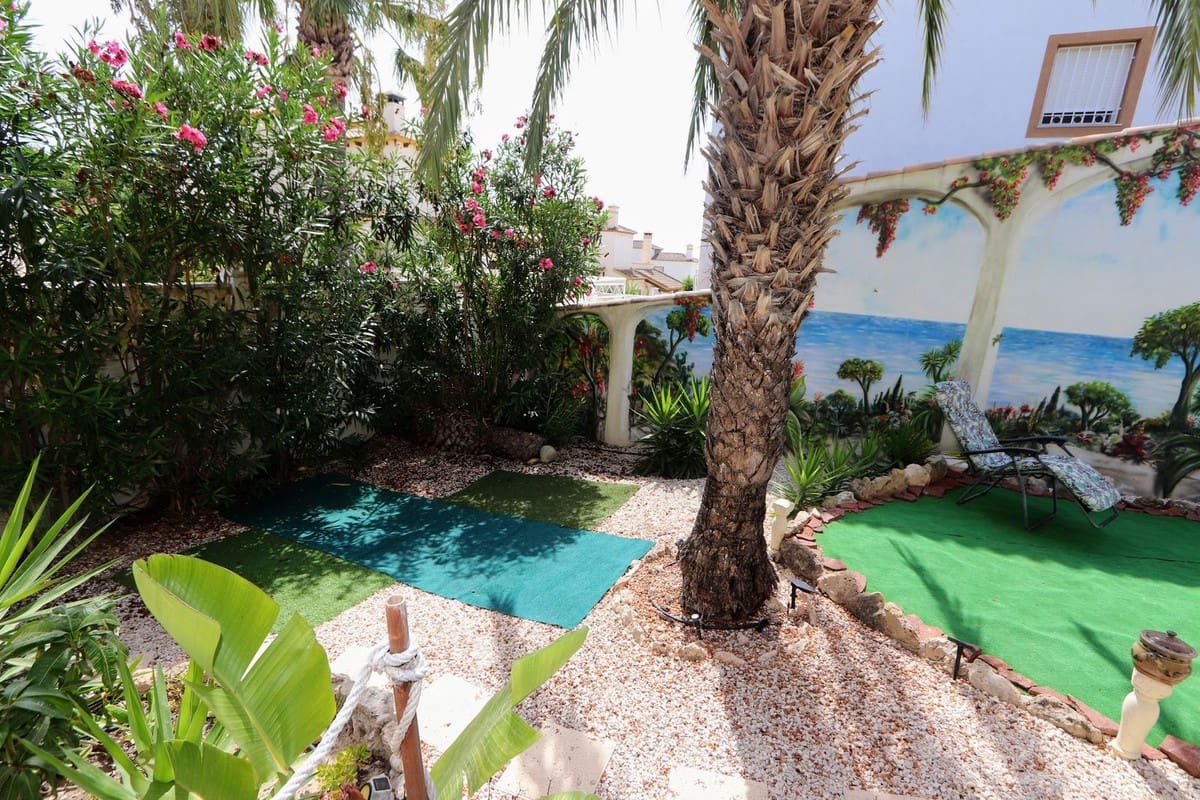Chalet de 3 habitaciones en Villamartin en venta con piscina garaje - 349.990 € (Ref: 10020413)