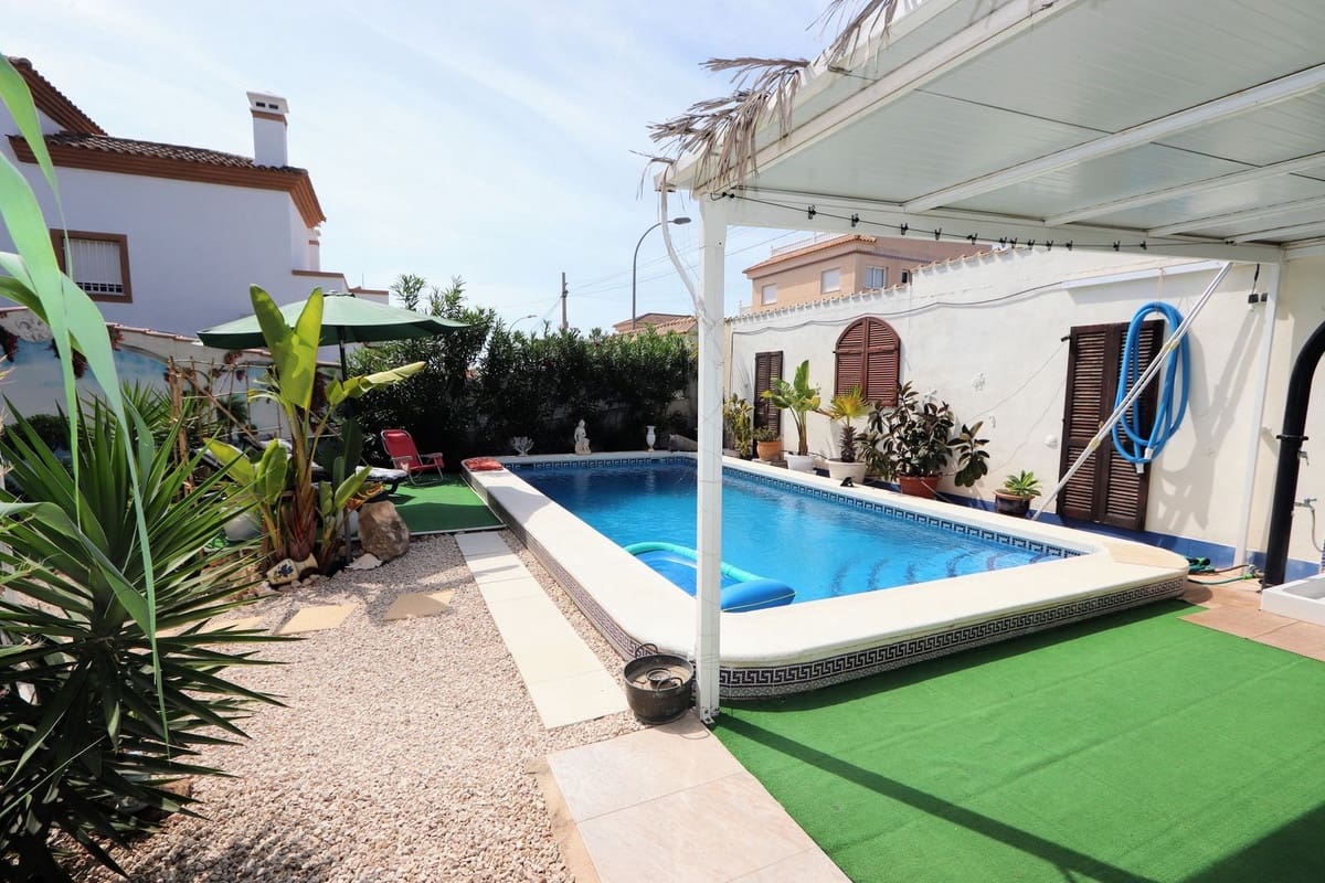 Chalet de 3 habitaciones en Villamartin en venta con piscina garaje - 349.990 € (Ref: 10020413)