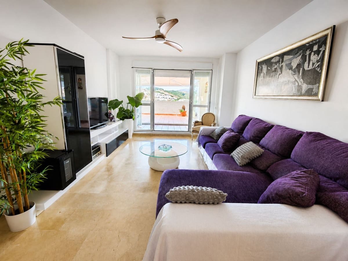 2 bedroom Apartment for sale in La Duquesa / Puerto de la Duquesa with pool - € 325,000 (Ref: 10023758)