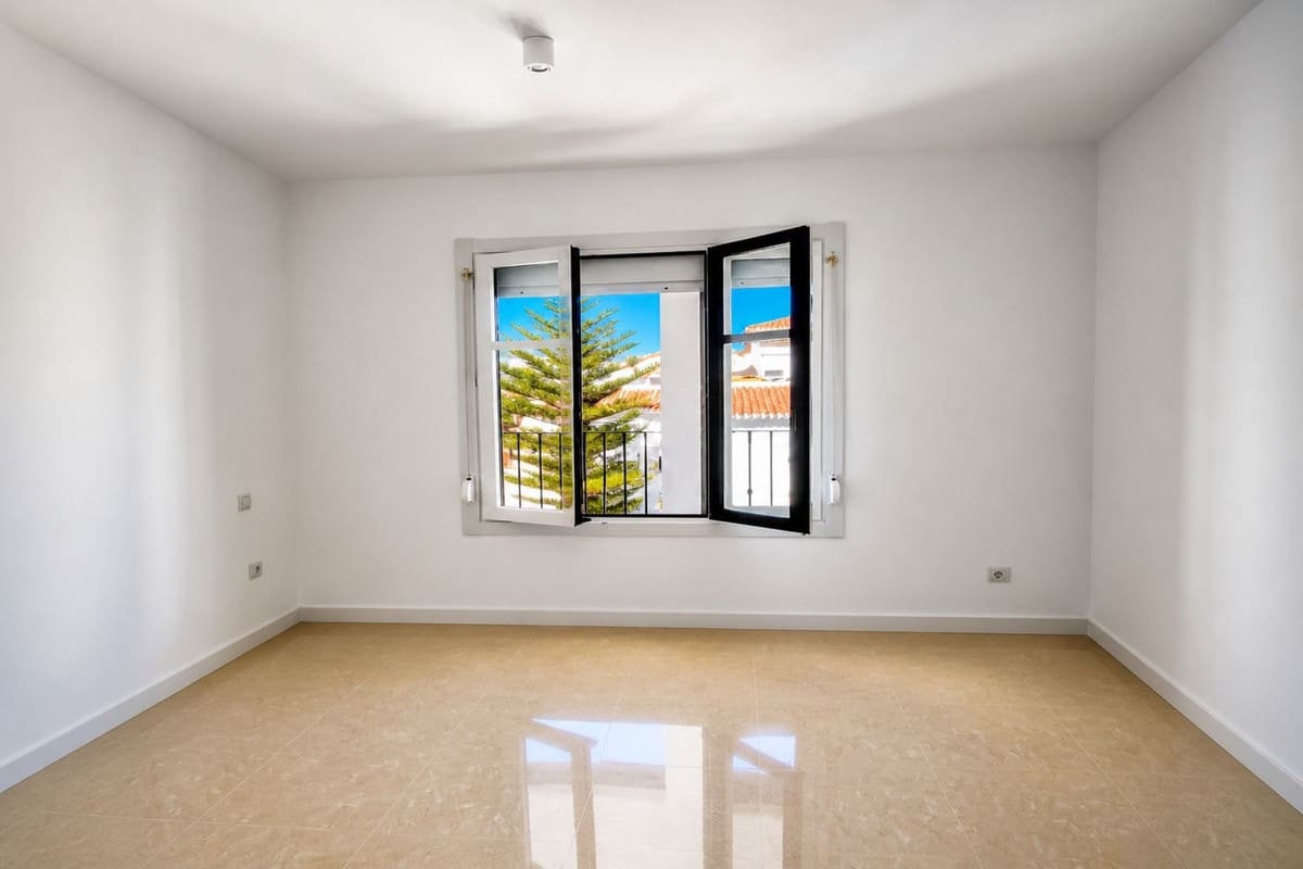 1 slaapkamer Appartement te koop in San Luis de Sabinillas met zwembad - € 220.000 (Ref: 10023759)