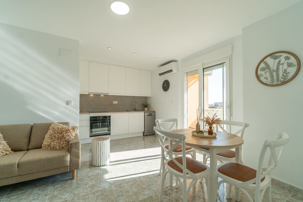 Apartamento de 2 habitaciones en Torrevieja en venta - 199.000 € (Ref: 10023765)