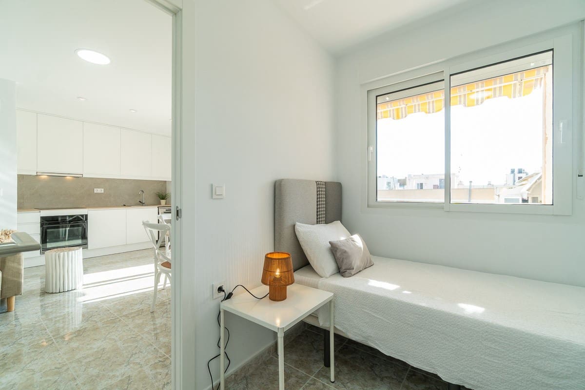 Apartamento de 2 habitaciones en Torrevieja en venta - 199.000 € (Ref: 10023765)
