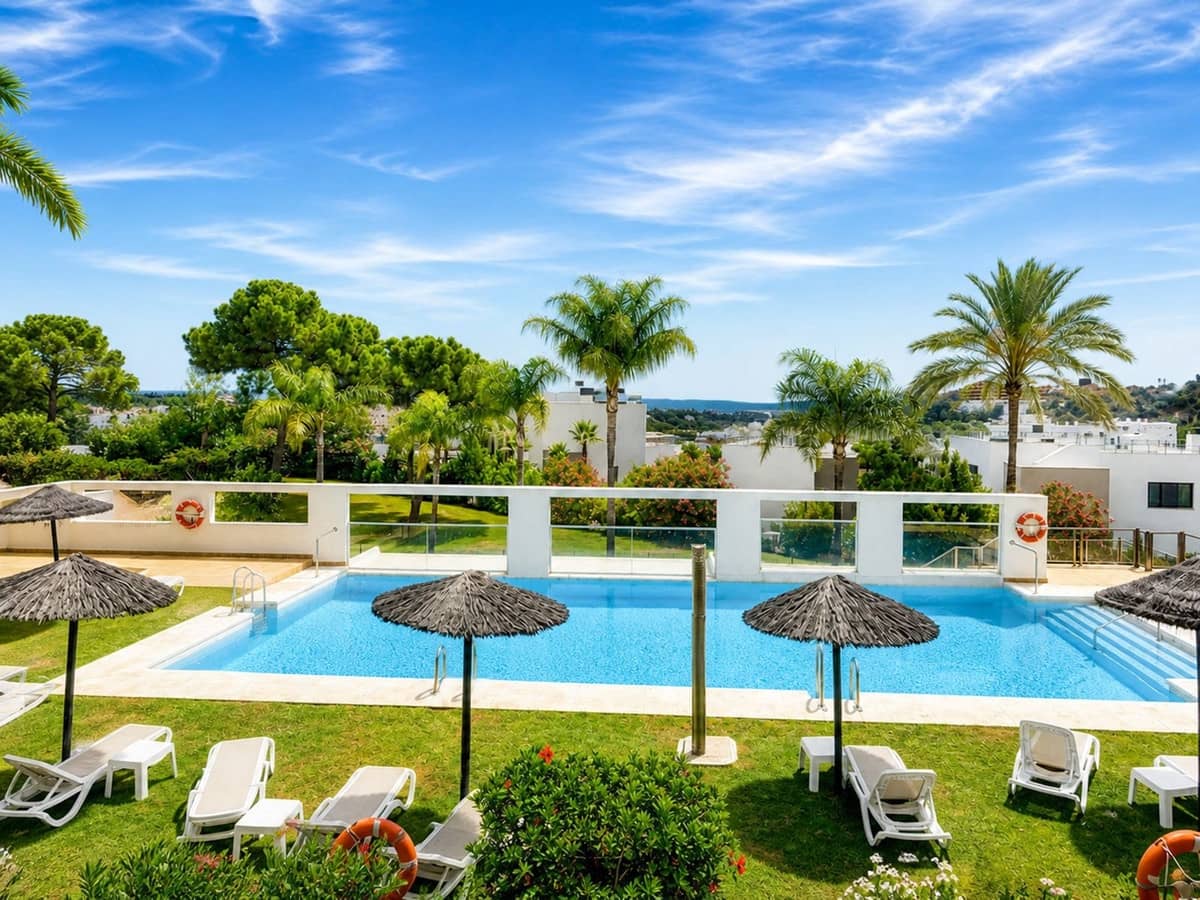 2 bedroom Apartment for sale in Estepona with pool garage - € 440,000 (Ref: 10026986)