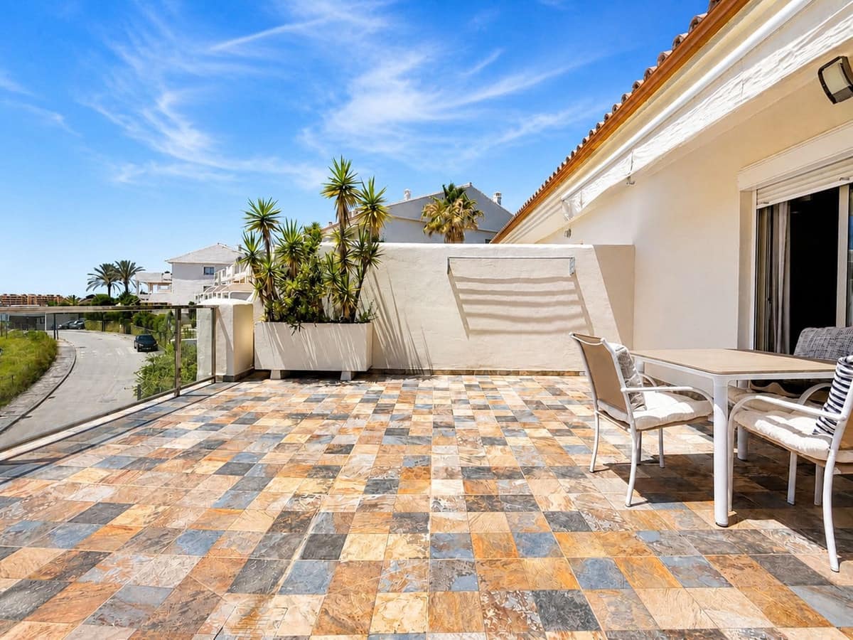 2 bedroom Apartment for sale in Estepona with pool garage - € 440,000 (Ref: 10026986)