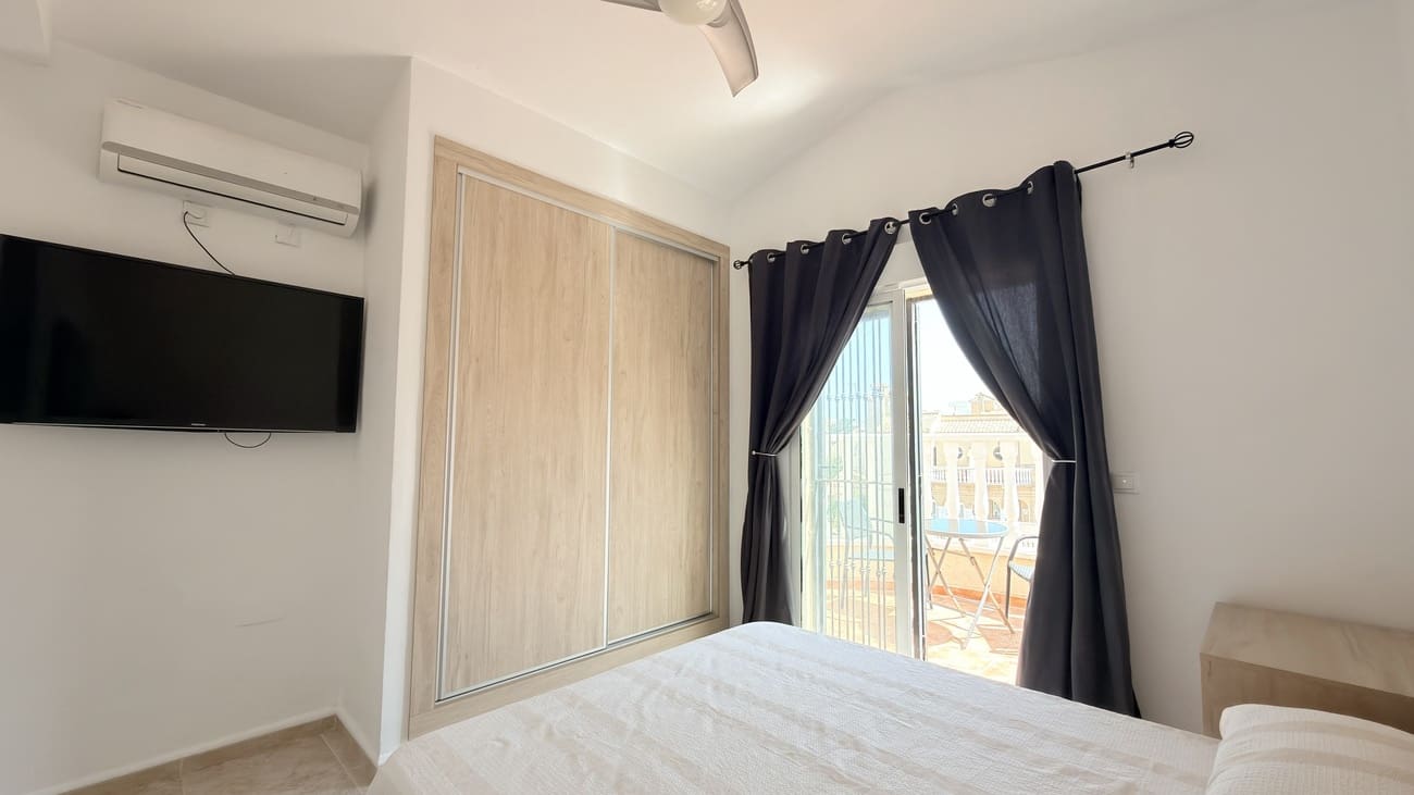3 sypialnia Willa na sprzedaż w Orihuela Costa z basenem garażem - 425 000 € (Ref: 10031673)