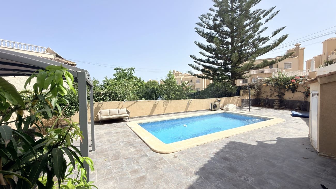 3 sypialnia Willa na sprzedaż w Orihuela Costa z basenem garażem - 425 000 € (Ref: 10031673)