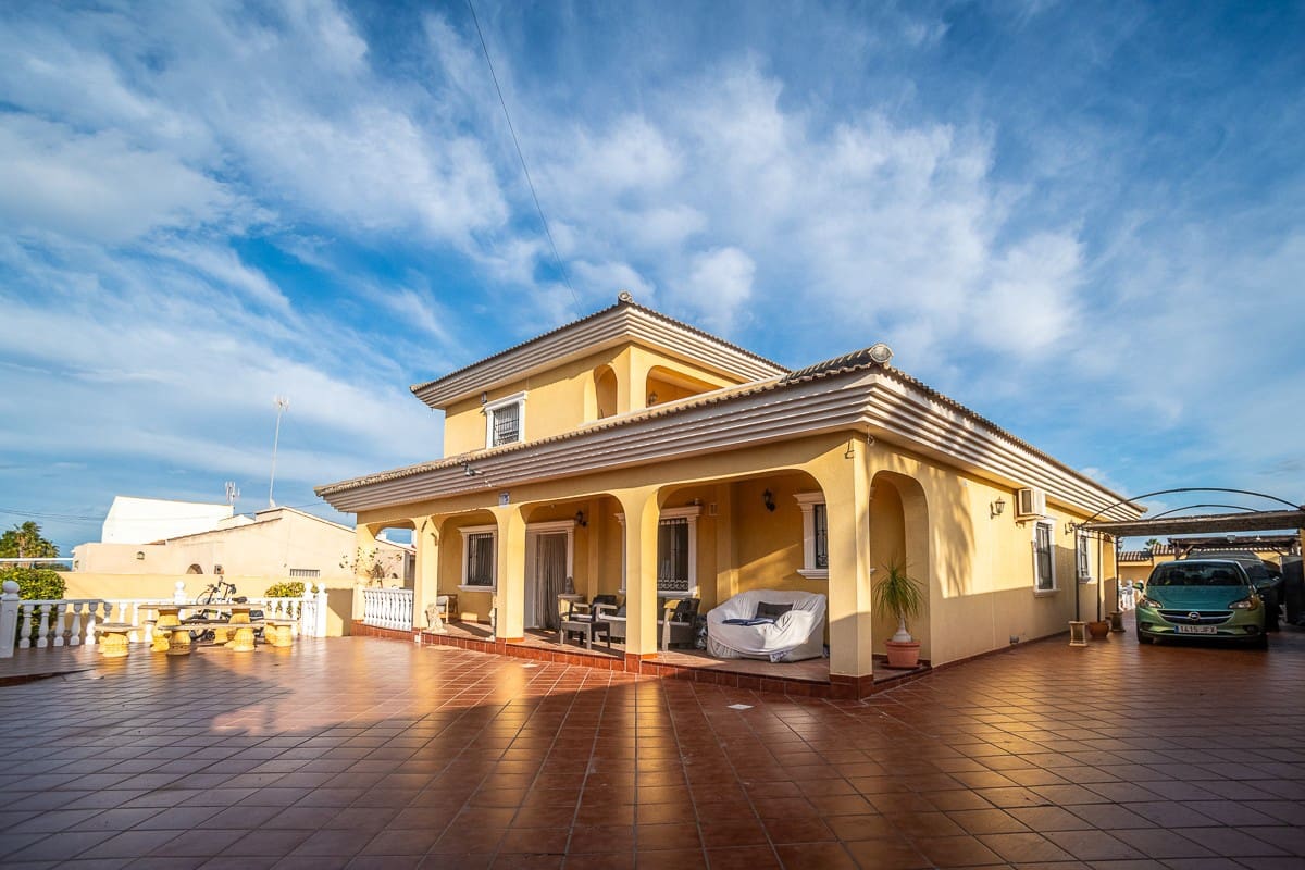 6 soveværelse Villa til salg i Torrevieja med swimmingpool garage - € 580.000 (Ref: 10031675)