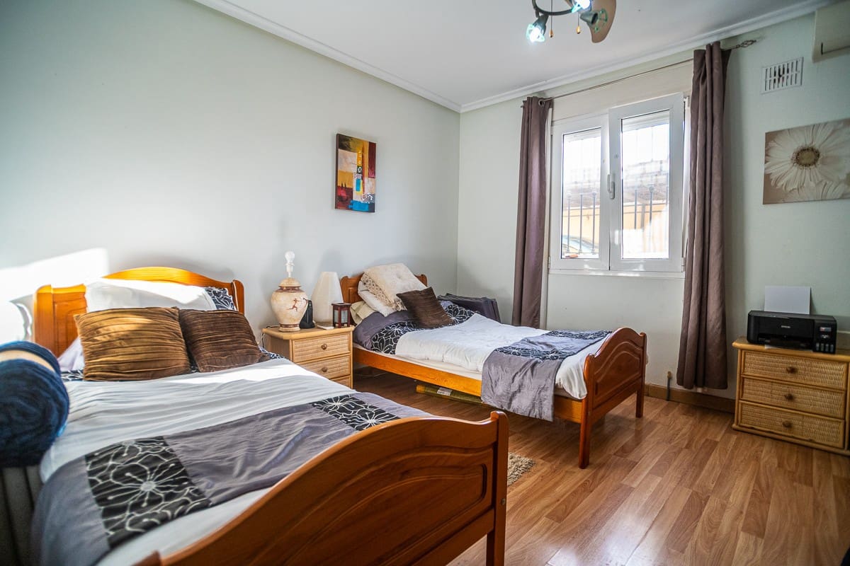 6 soveværelse Villa til salg i Torrevieja med swimmingpool garage - € 580.000 (Ref: 10031675)