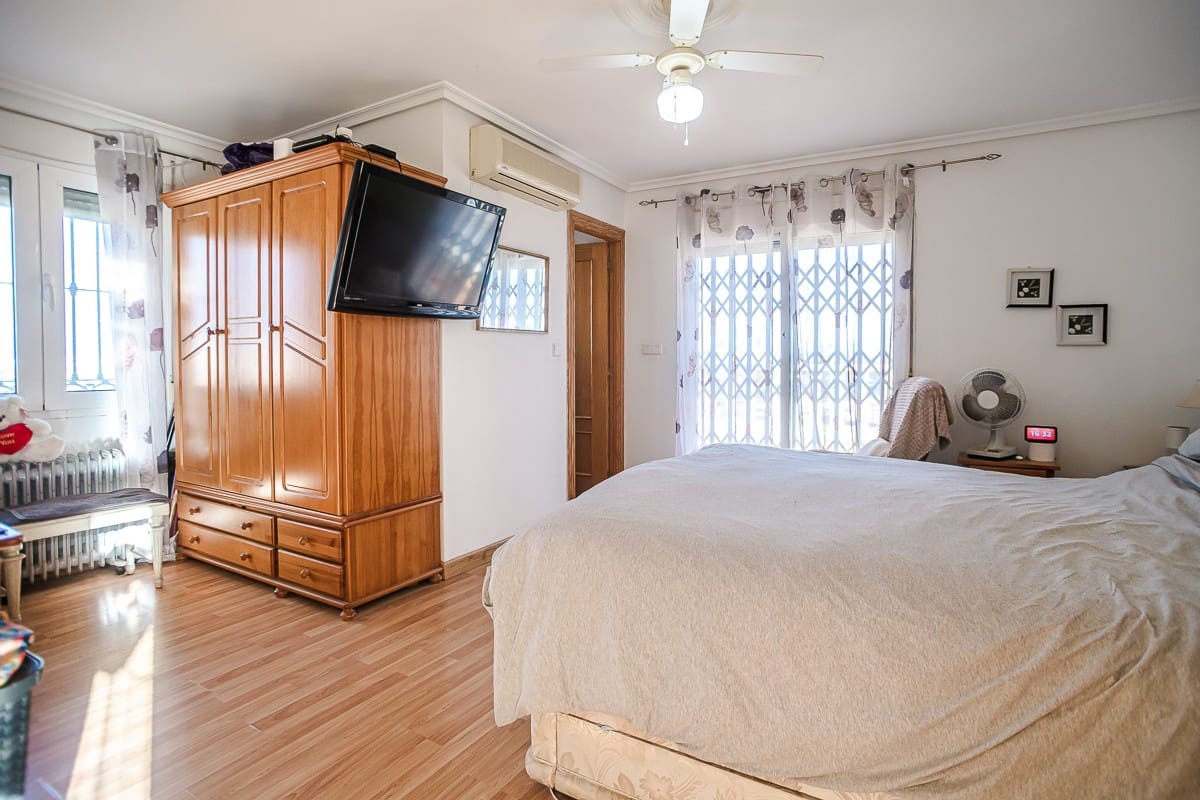 6 soveværelse Villa til salg i Torrevieja med swimmingpool garage - € 580.000 (Ref: 10031675)