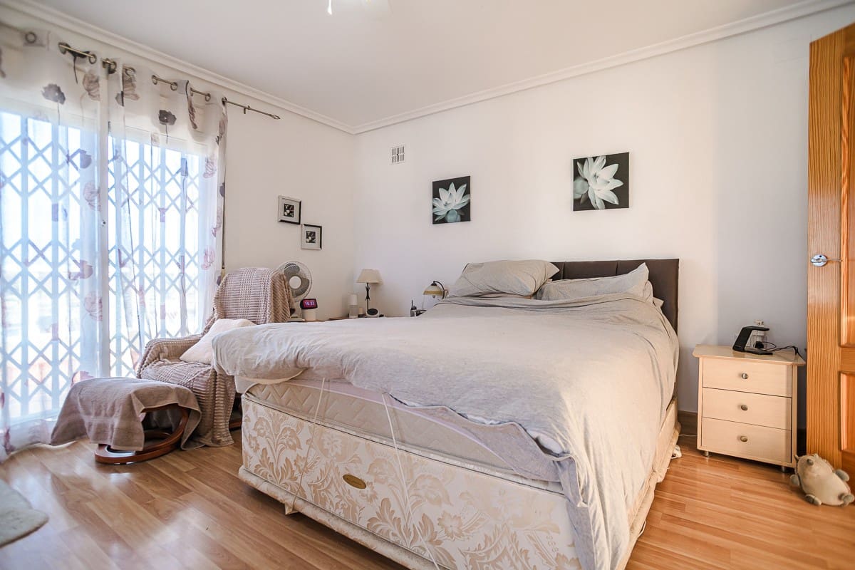 6 soveværelse Villa til salg i Torrevieja med swimmingpool garage - € 580.000 (Ref: 10031675)