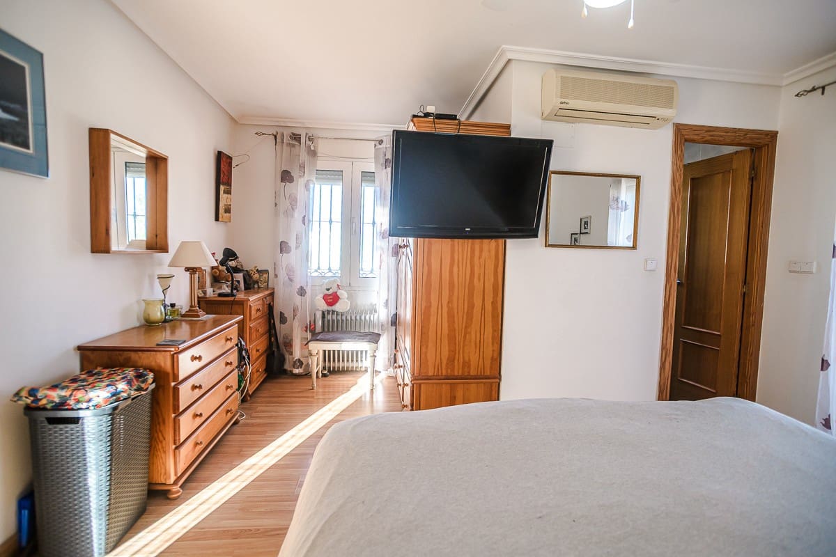 6 soveværelse Villa til salg i Torrevieja med swimmingpool garage - € 580.000 (Ref: 10031675)
