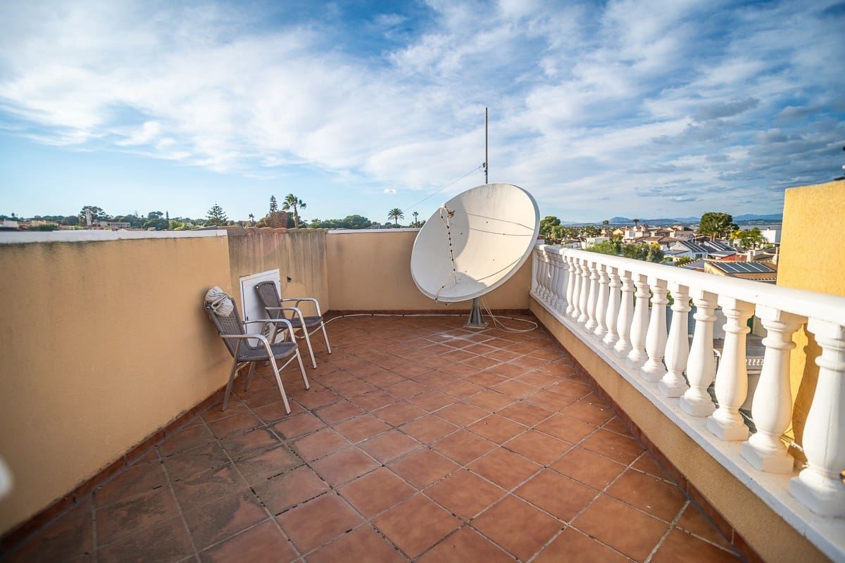 6 soveværelse Villa til salg i Torrevieja med swimmingpool garage - € 580.000 (Ref: 10031675)