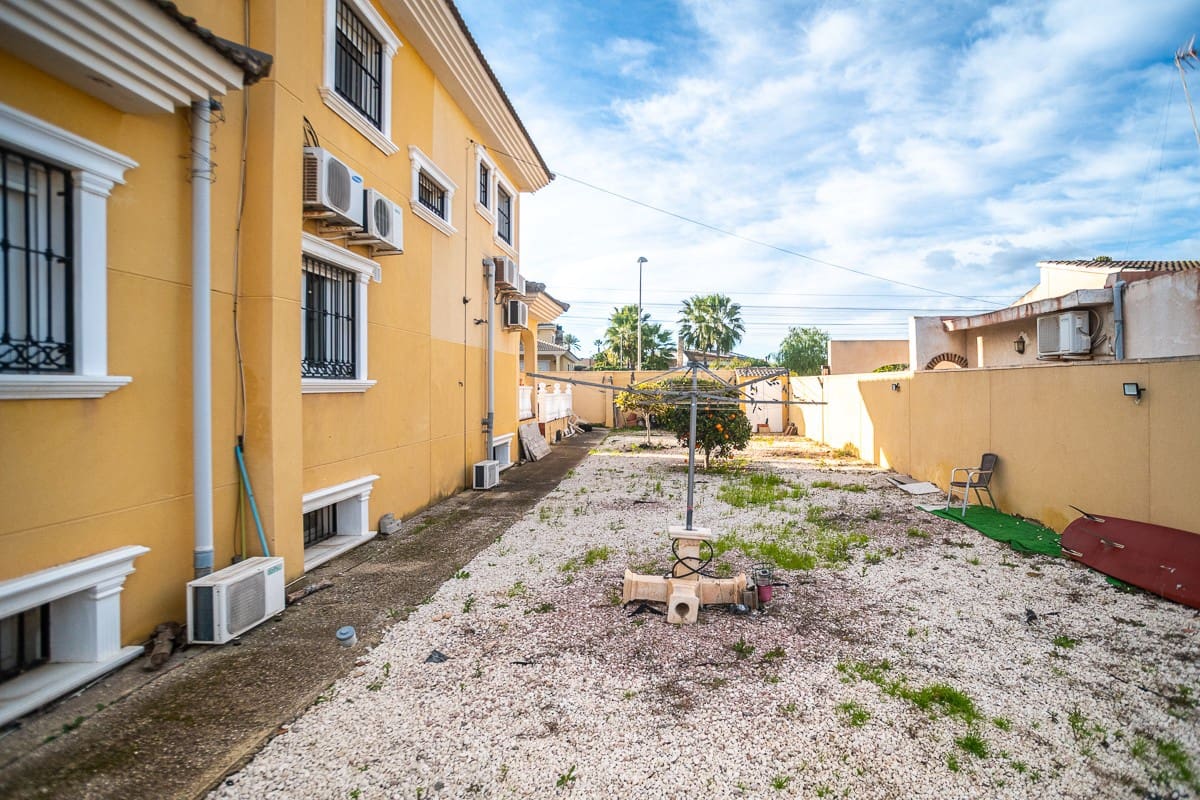 6 soveværelse Villa til salg i Torrevieja med swimmingpool garage - € 580.000 (Ref: 10031675)