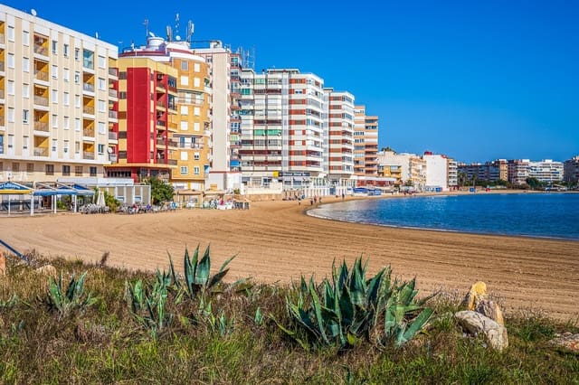 Apartamento de 3 habitaciones en Playa del Acequión, Torrevieja en venta con piscina - 419.000 € (Ref: 10031688)