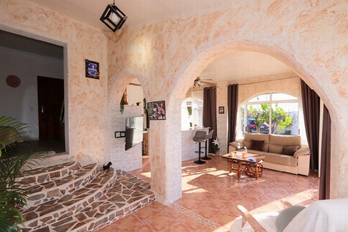 6 bedroom Villa for sale in Rojales with pool garage - € 443,000 (Ref: 10031696)