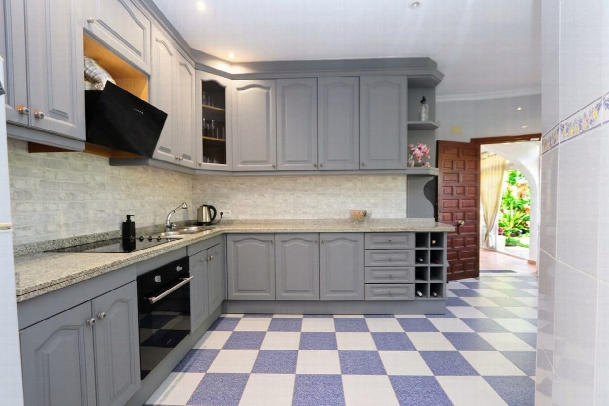 6 bedroom Villa for sale in Rojales with pool garage - € 443,000 (Ref: 10031696)