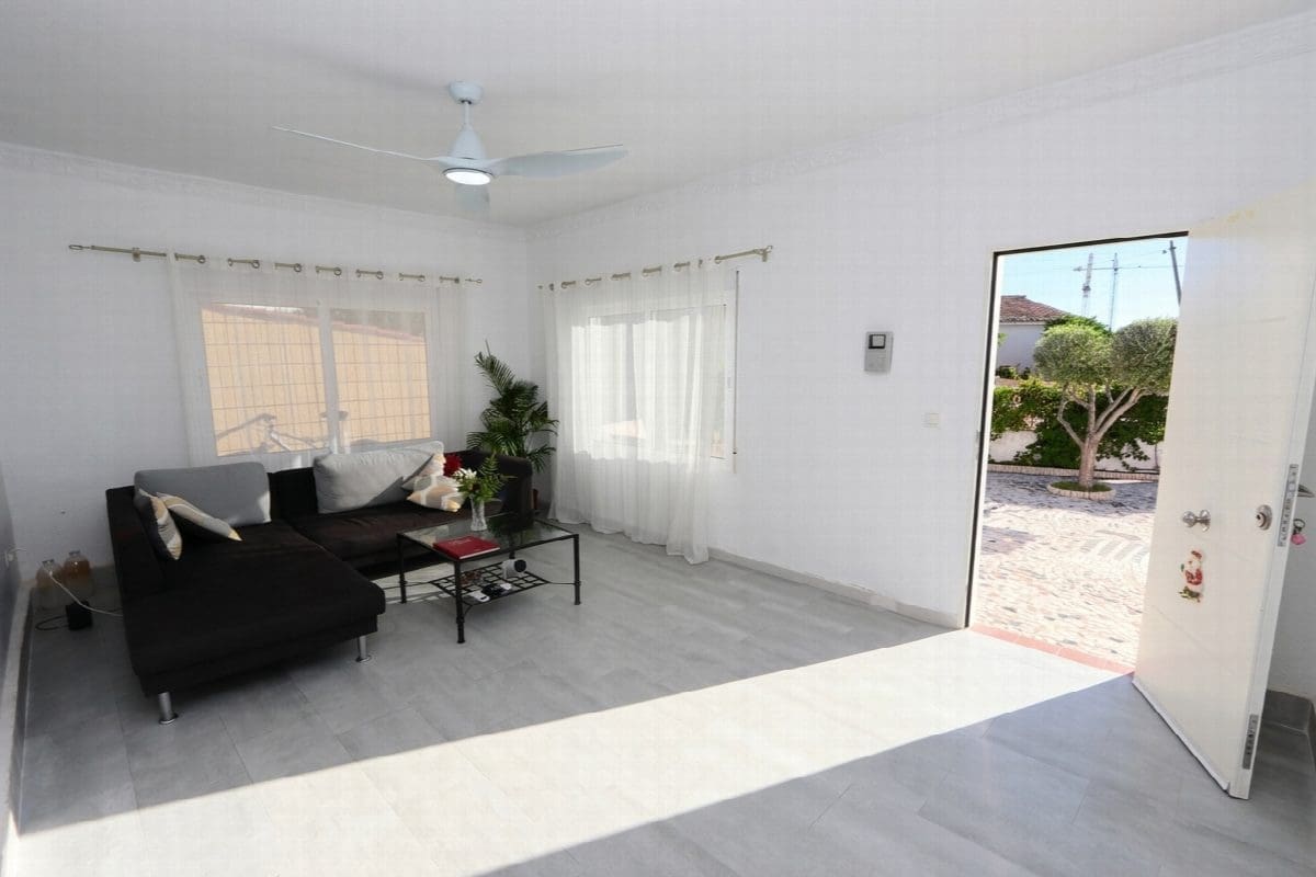 6 bedroom Villa for sale in Rojales with pool garage - € 443,000 (Ref: 10031696)