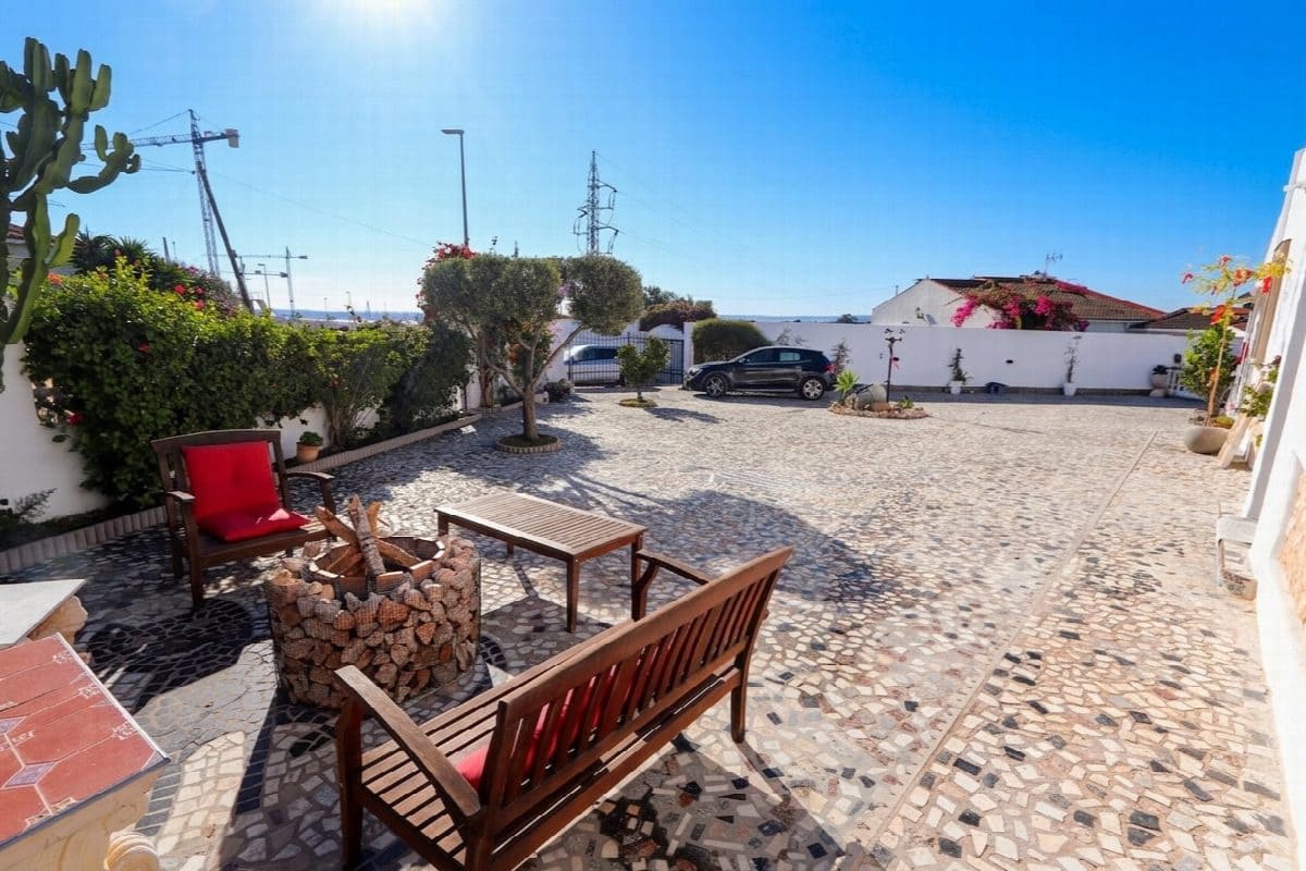 6 bedroom Villa for sale in Rojales with pool garage - € 443,000 (Ref: 10031696)