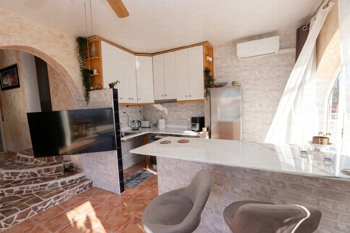 6 bedroom Villa for sale in Rojales with pool garage - € 443,000 (Ref: 10031696)