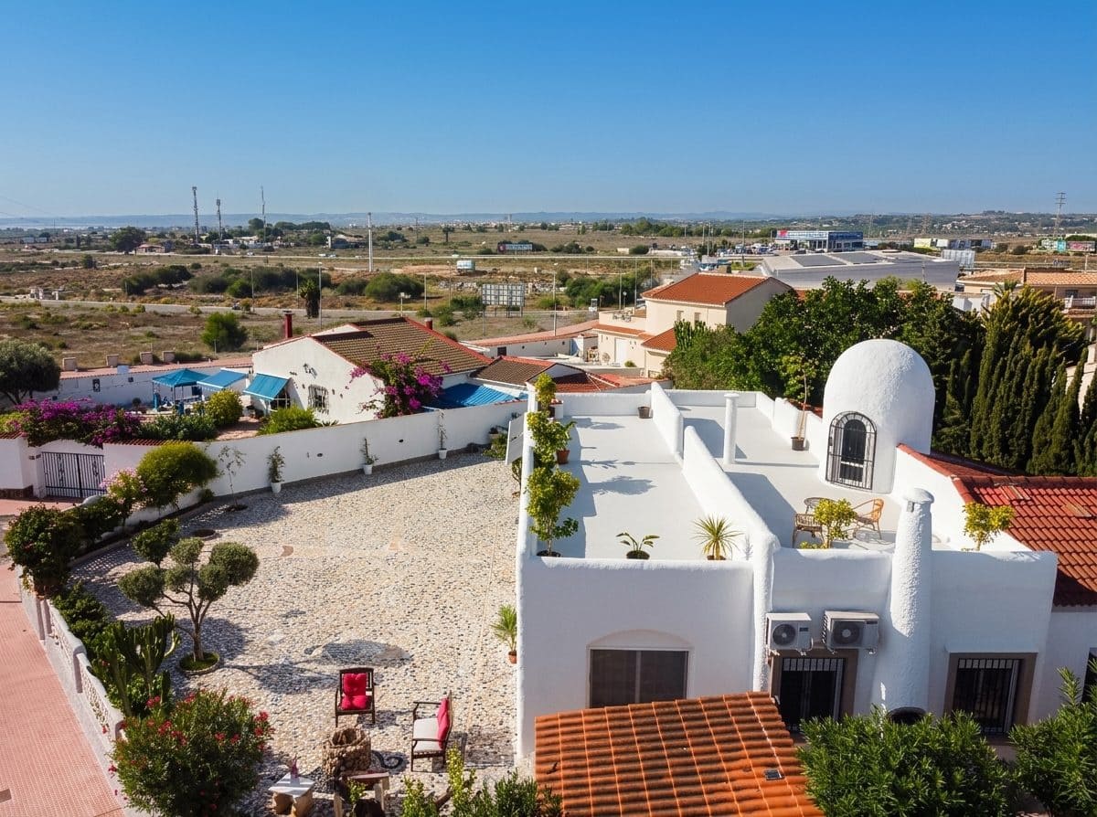 6 bedroom Villa for sale in Rojales with pool garage - € 443,000 (Ref: 10031696)