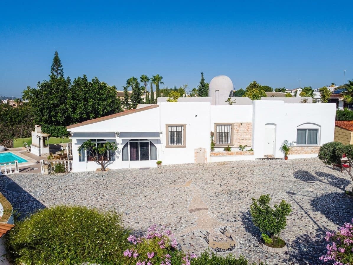 6 bedroom Villa for sale in Rojales with pool garage - € 443,000 (Ref: 10031696)