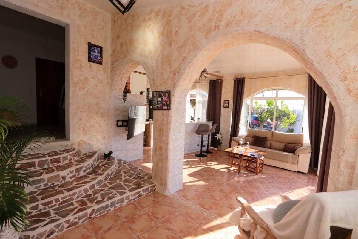 6 bedroom Villa for sale in Rojales with pool garage - € 443,000 (Ref: 10031696)