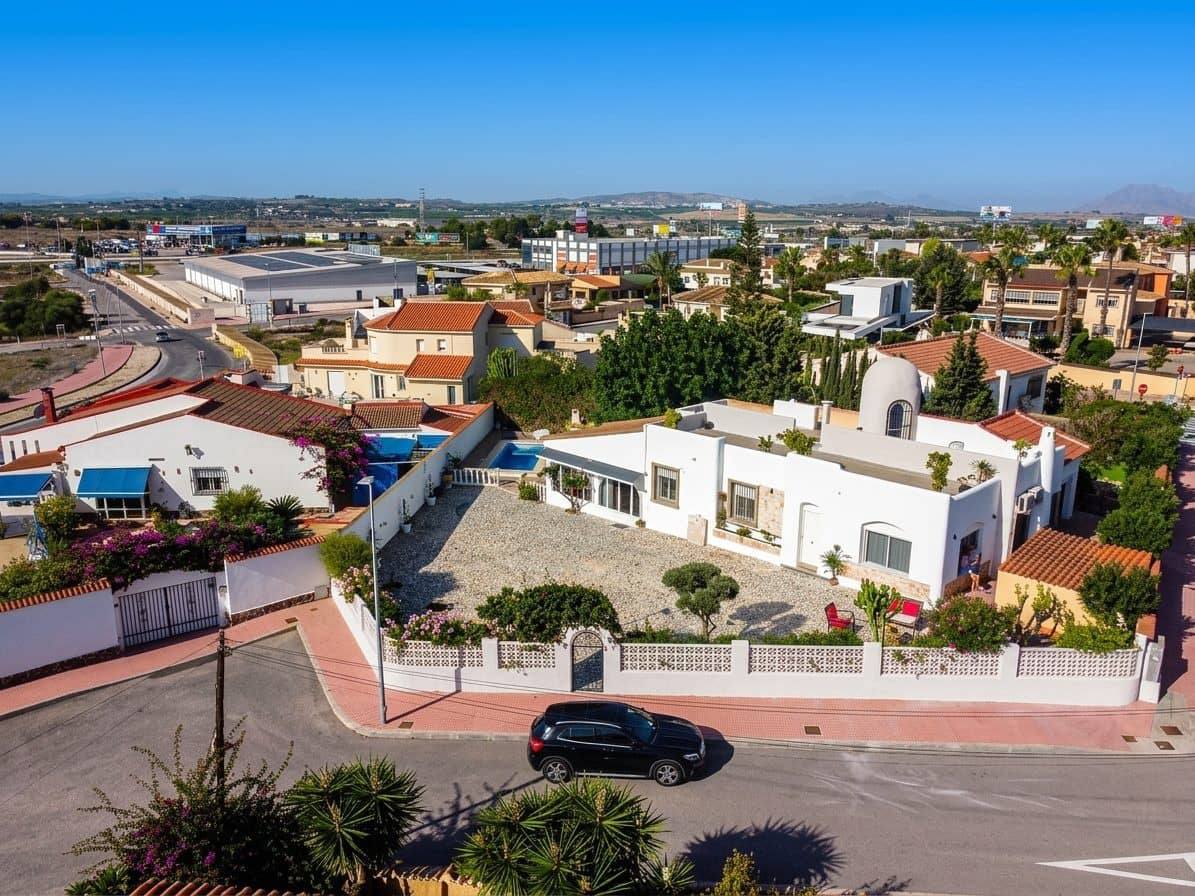 6 bedroom Villa for sale in Rojales with pool garage - € 443,000 (Ref: 10031696)