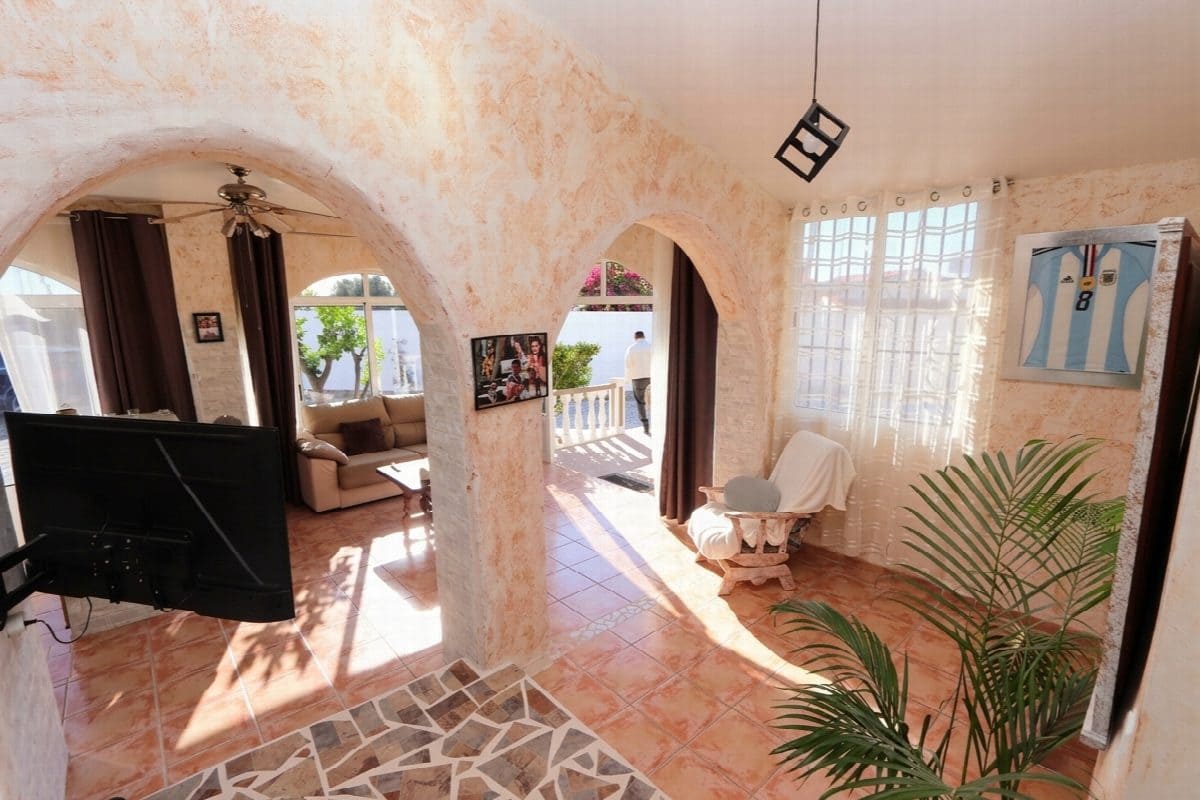 6 bedroom Villa for sale in Rojales with pool garage - € 443,000 (Ref: 10031696)