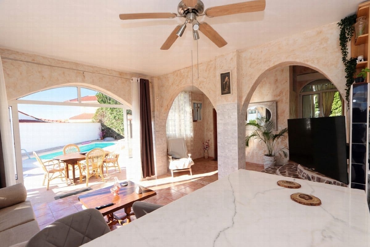 6 bedroom Villa for sale in Rojales with pool garage - € 443,000 (Ref: 10031696)