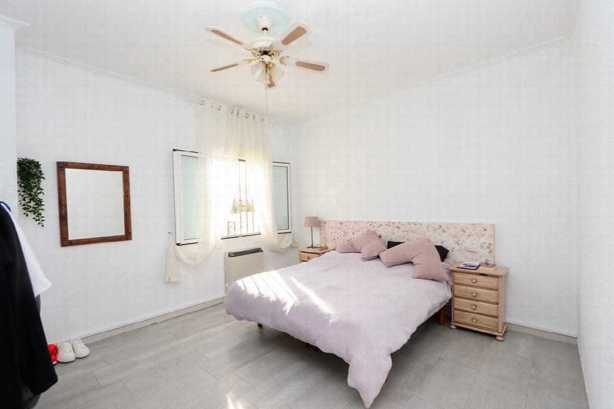 6 bedroom Villa for sale in Rojales with pool garage - € 443,000 (Ref: 10031696)