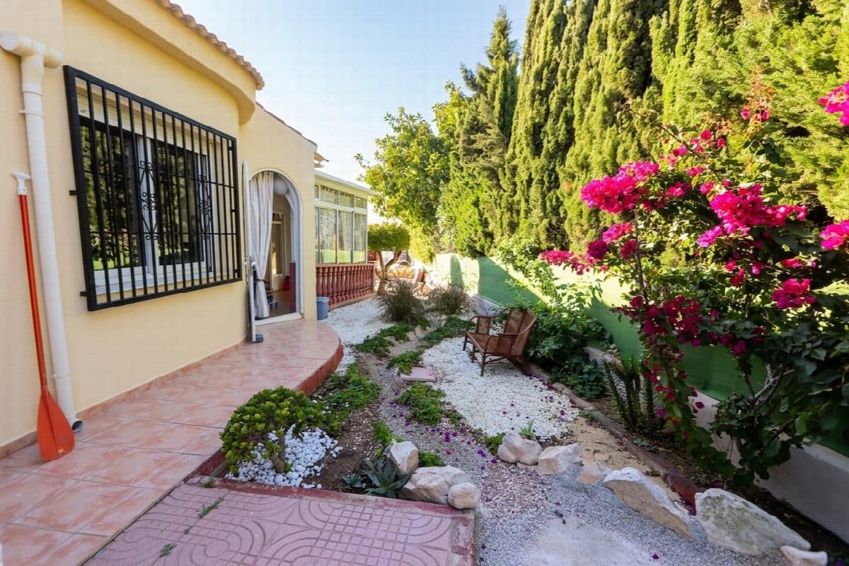 6 bedroom Villa for sale in Rojales with pool garage - € 443,000 (Ref: 10031696)
