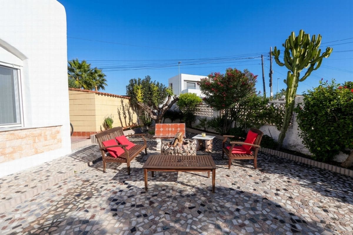 6 bedroom Villa for sale in Rojales with pool garage - € 443,000 (Ref: 10031696)