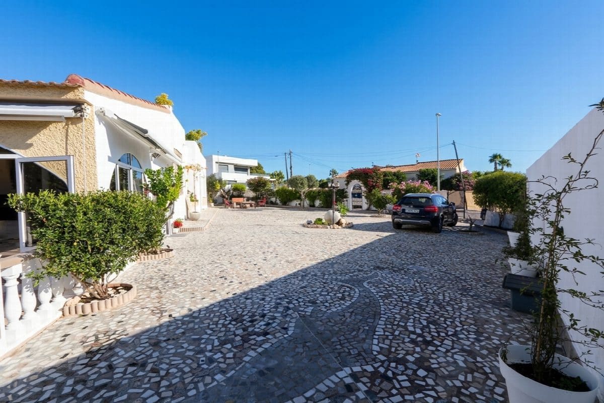 6 bedroom Villa for sale in Rojales with pool garage - € 443,000 (Ref: 10031696)