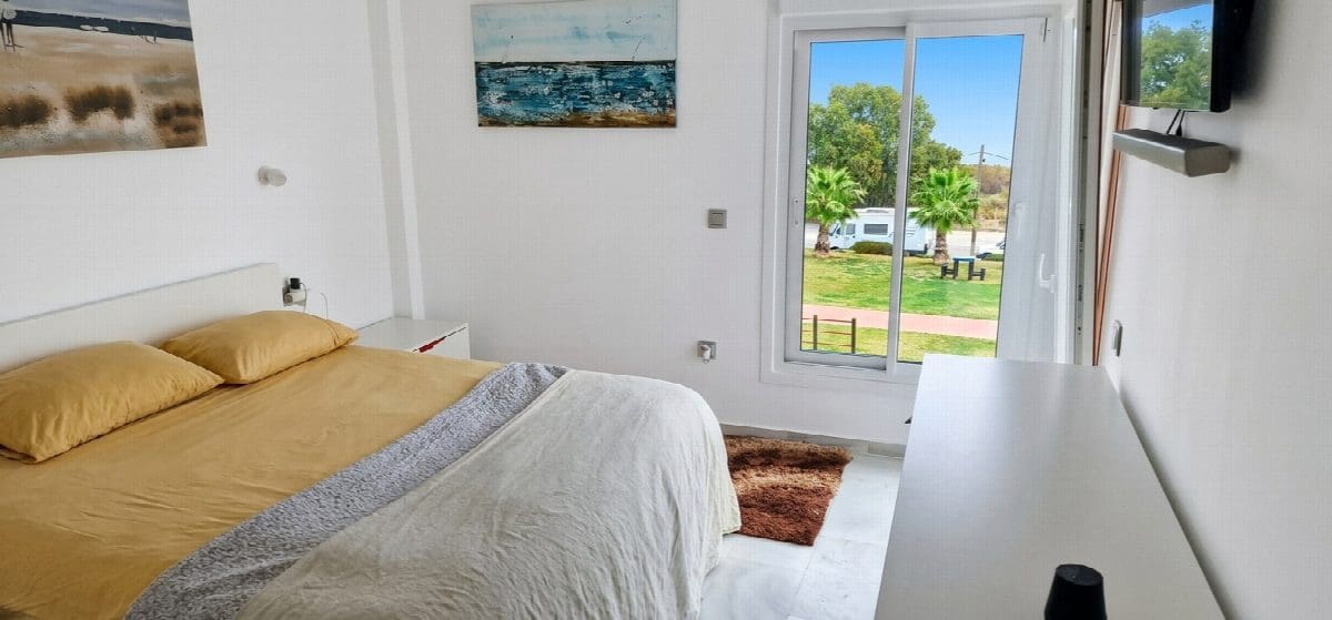 3 sypialnia Willa na sprzedaż w La Duquesa / Puerto de la Duquesa z garażem - 515 000 € (Ref: 10046439)