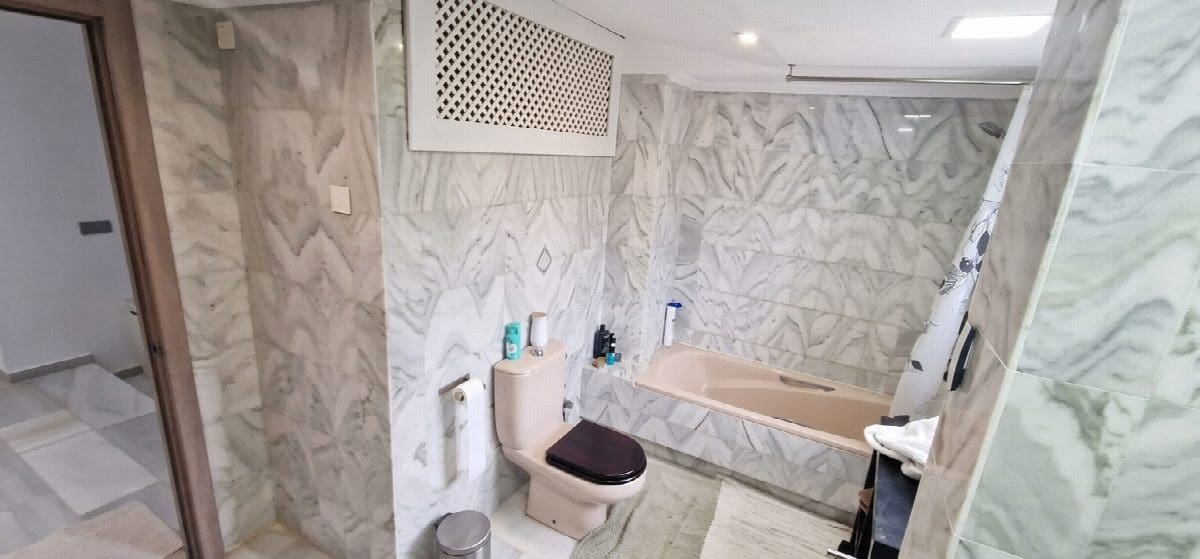 3 sypialnia Willa na sprzedaż w La Duquesa / Puerto de la Duquesa z garażem - 515 000 € (Ref: 10046439)