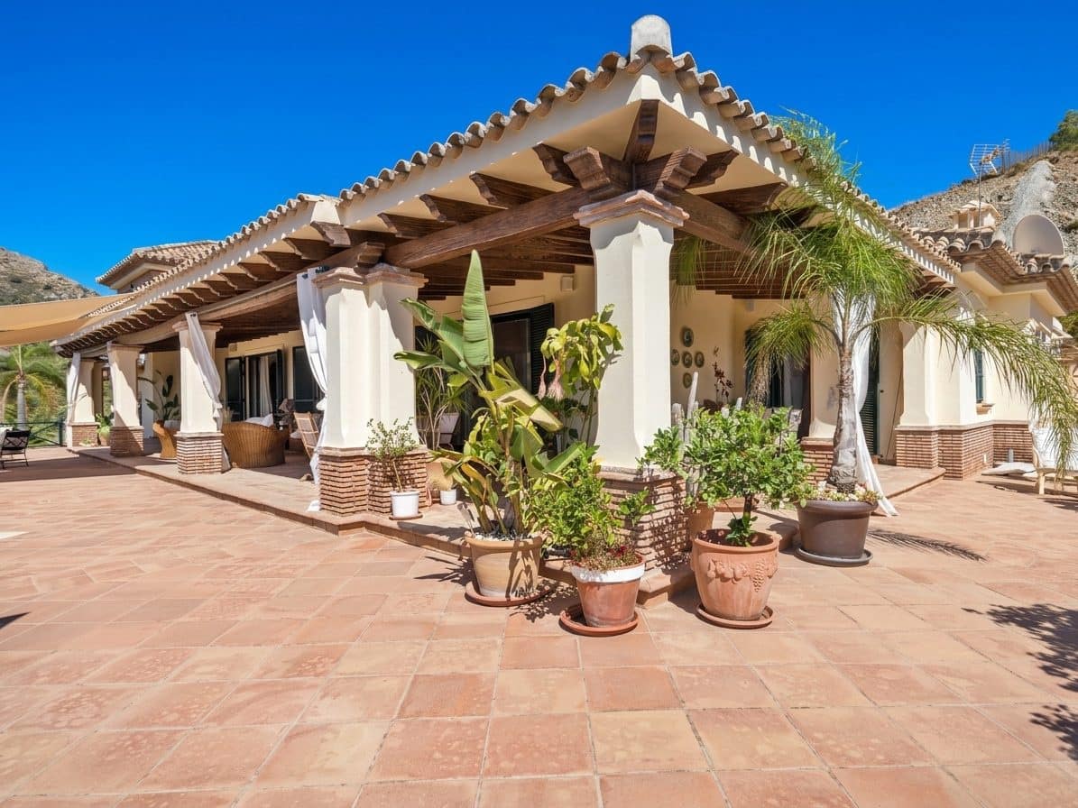 4 sovrum Villa till salu i Benahavis med pool garage - 3 250 000 € (Ref: 10046454)